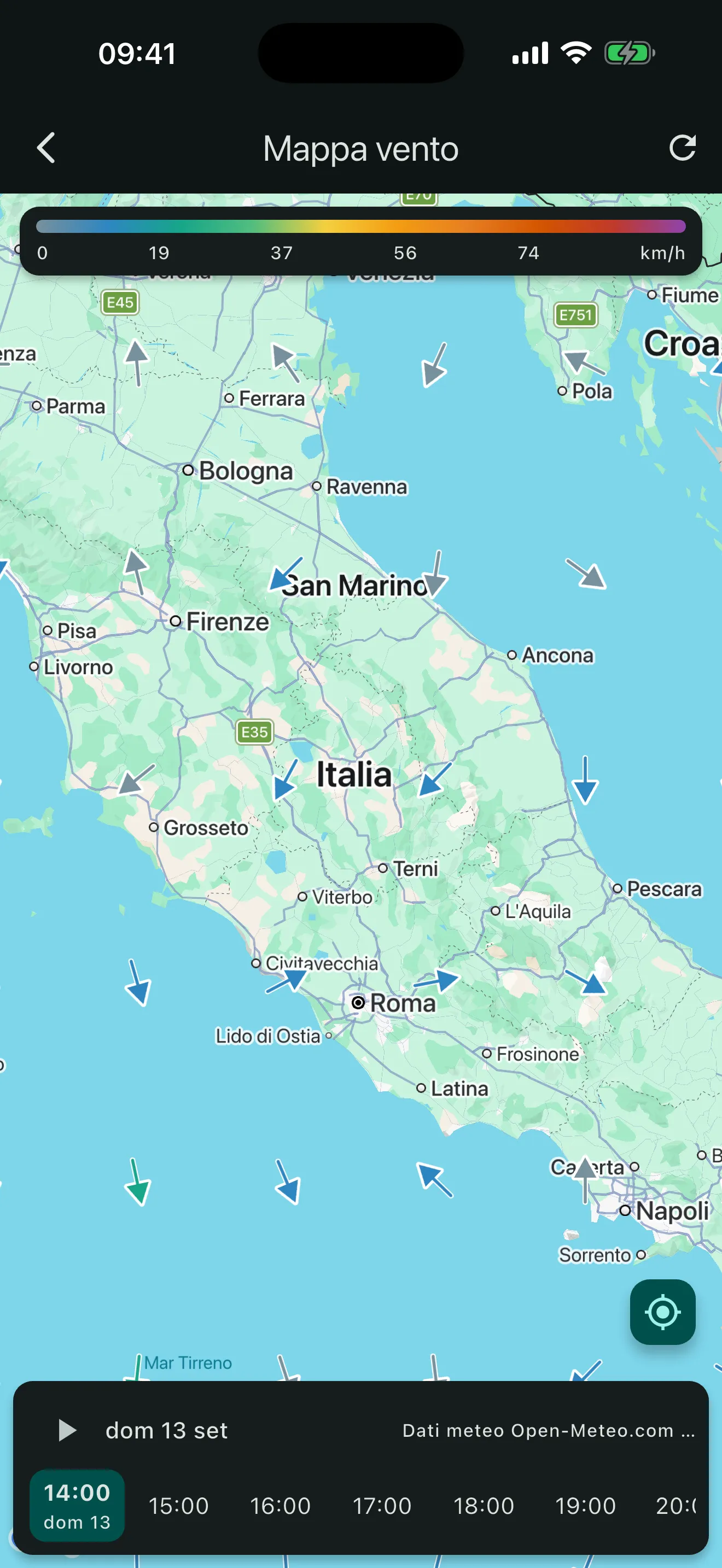 Mappa del vento di APPesca sull’Italia centrale: frecce colorate per direzione e intensità, scala in chilometri orari e barra delle ore della giornata.
