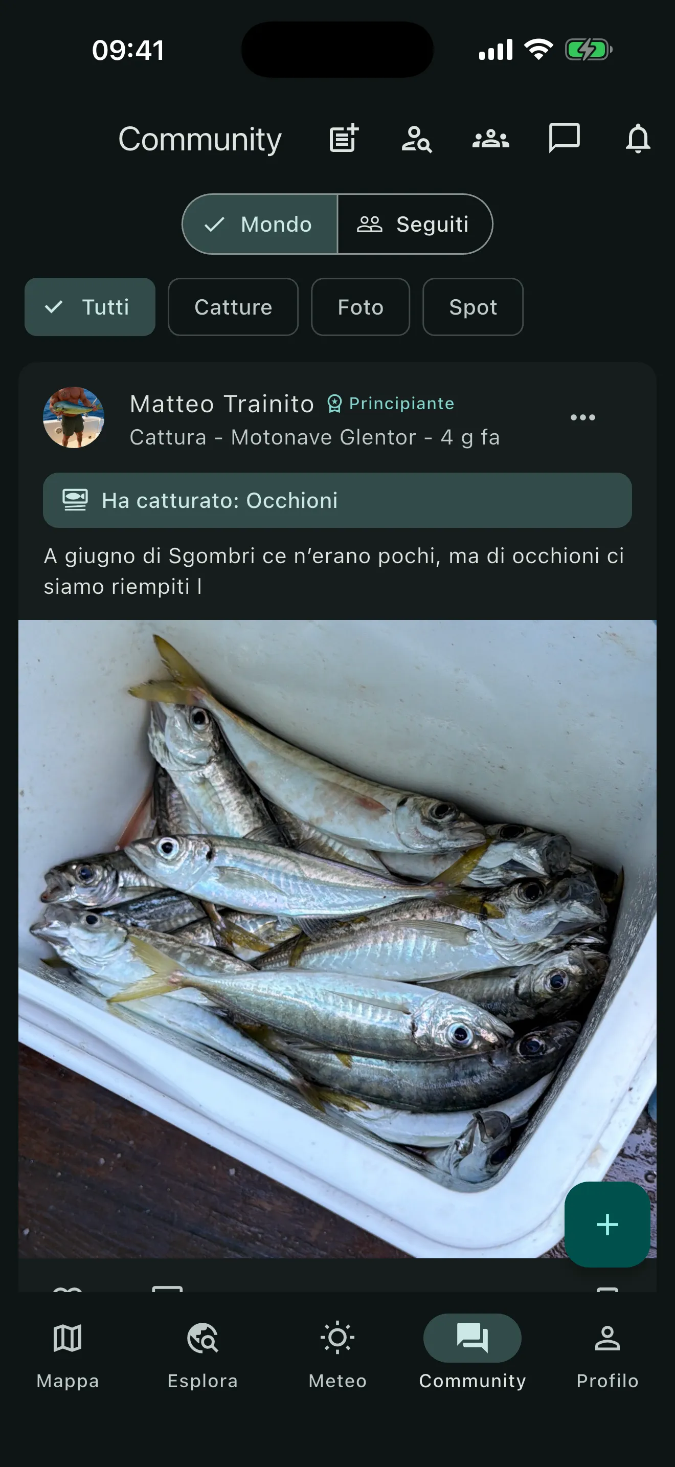 Feed della community di APPesca con un post di cattura, i filtri Mondo e Seguiti e le schede Catture, Foto e Spot.